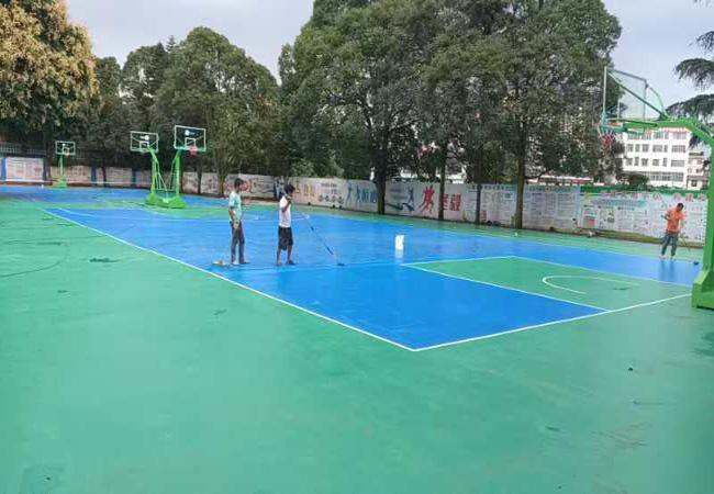 鋪設北京硅pu籃球場多少錢一平米?【德朝體育】